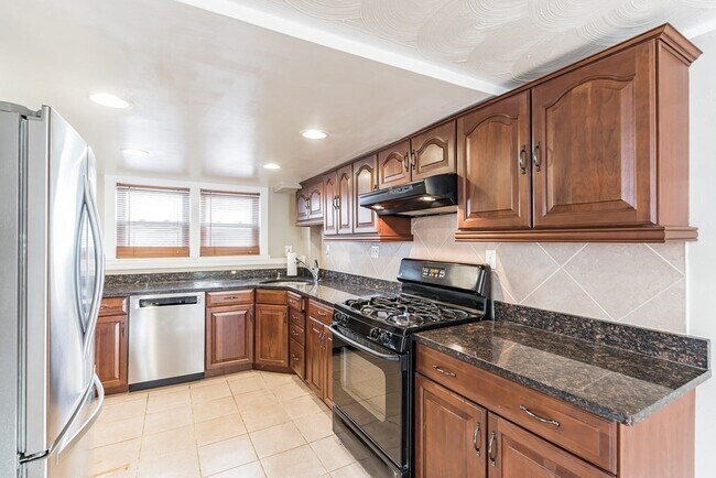 Building Photo - 46 Sturbridge St