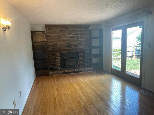 Building Photo - 19043 Jamieson Dr