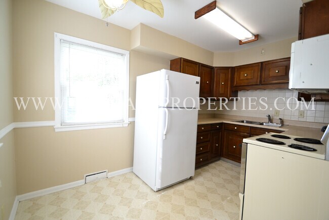 Building Photo - 3 Bedroom Home in West Des Moines with Fen...