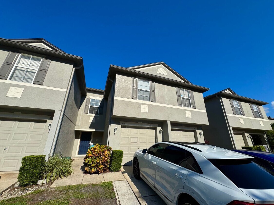 Foto principal - Fully Renovated Townhome | Modern Quartz K...