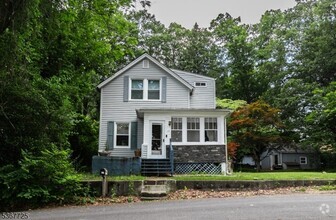Building Photo - 15 Blakely Ave