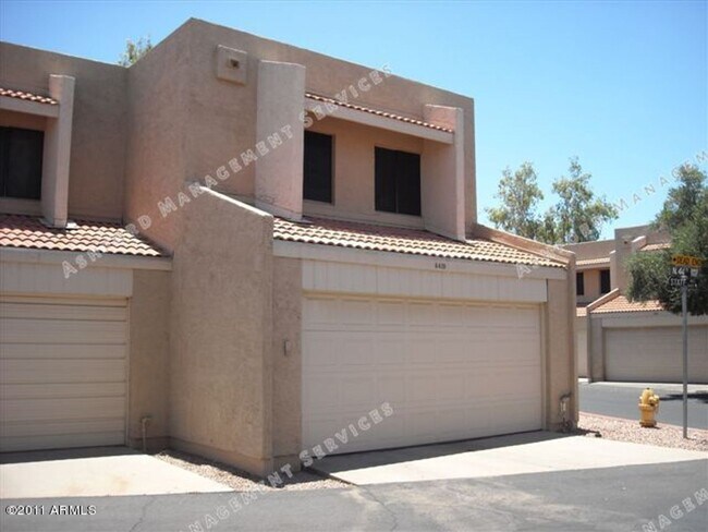 Foto del edificio - 2 STORY TOWNHOME WITH ATTACHED GARAGE WATER INCL