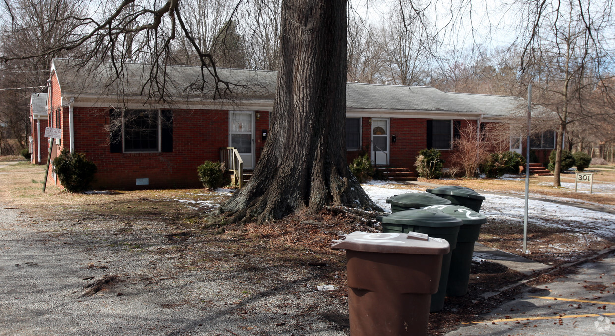 Primary Photo - 301 E Lake Dr