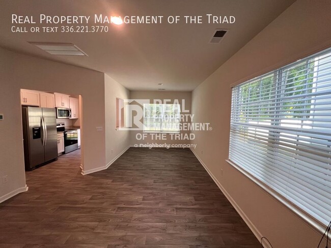 Building Photo - 3 bed/2.5 baths End Unit Townhome @ The Gr...