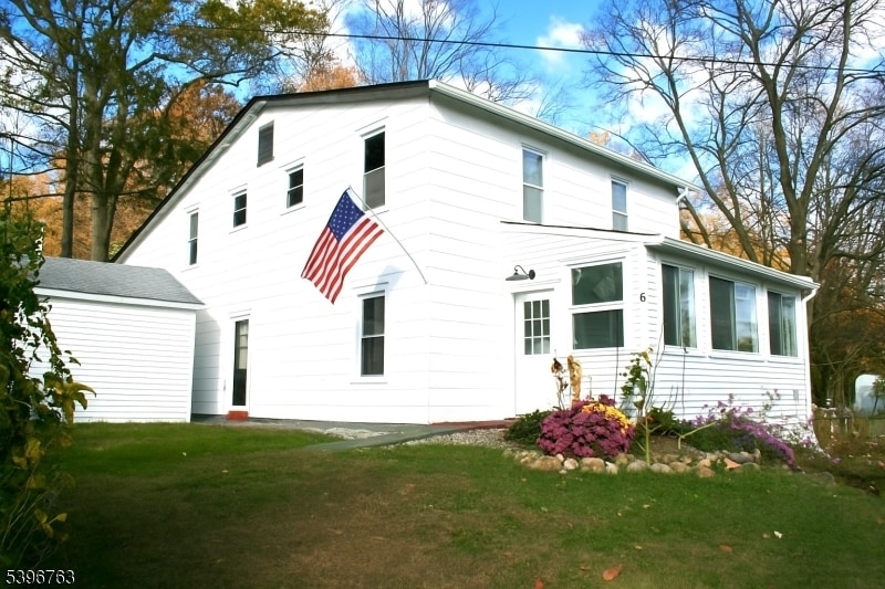 Primary Photo - 6 Bird Ln