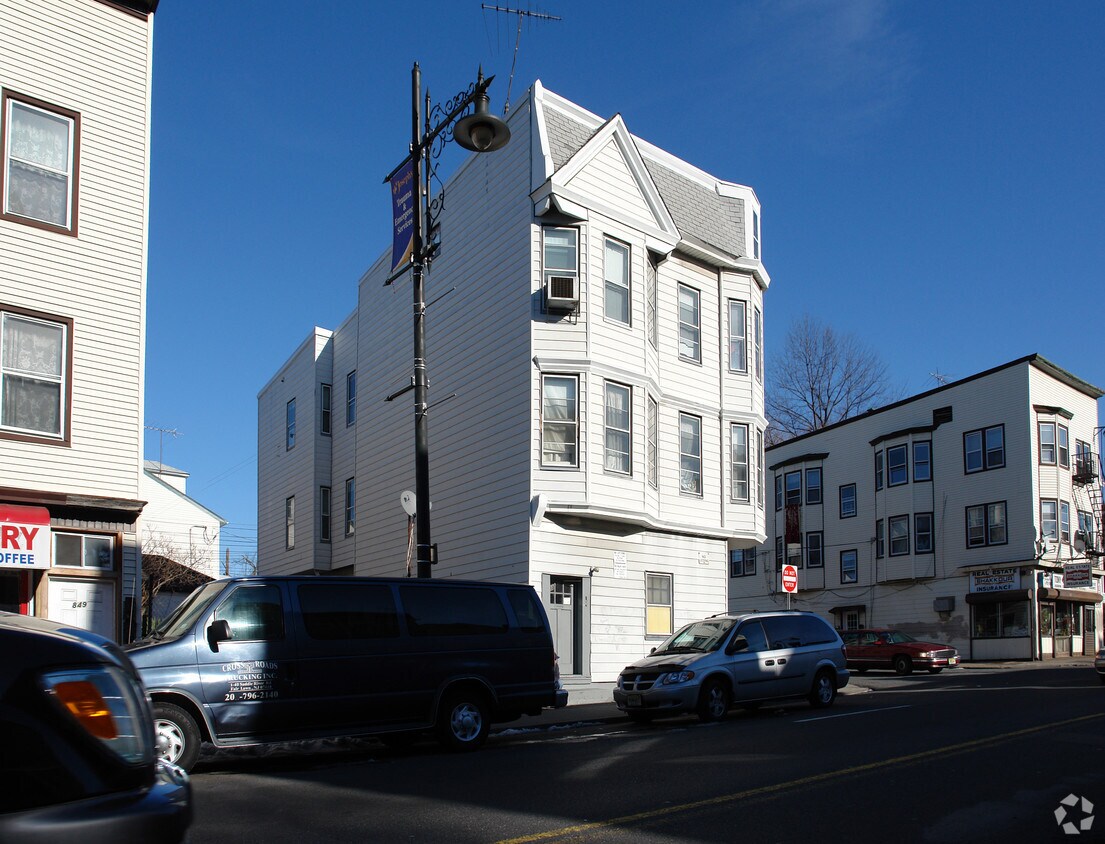 Building Photo - 853 Main St