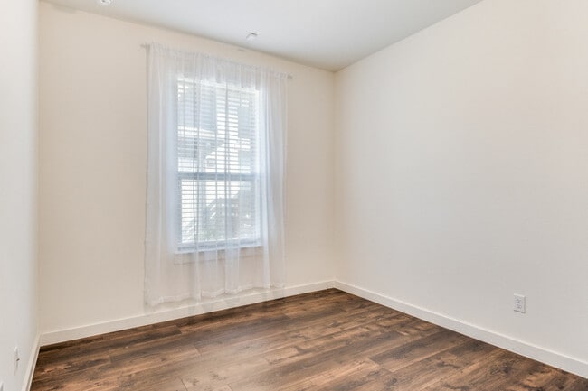 Building Photo - 1625 Dewberry Ln
