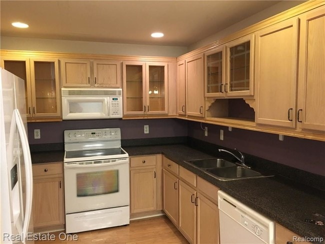 Building Photo - 29285 Glen Oaks Blvd E