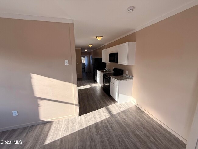 Building Photo - 92 Main St