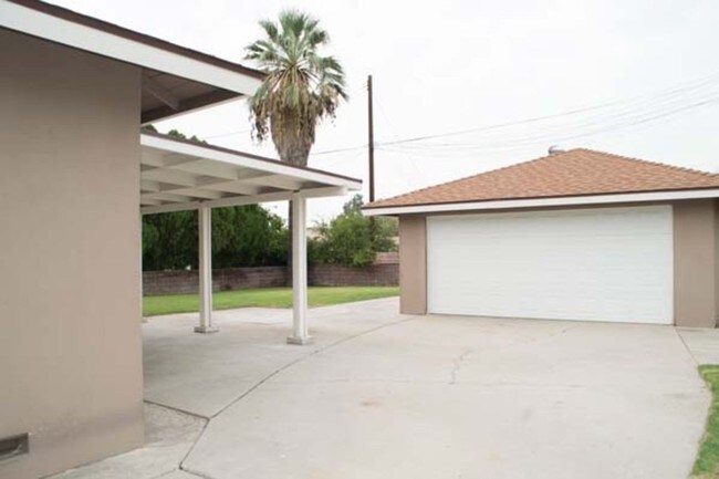 Foto del edificio - 3018 N Lugo Ave