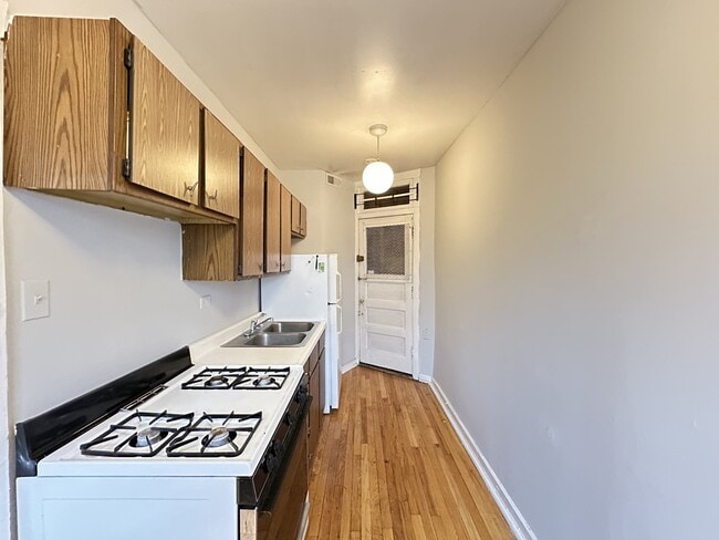 Building Photo - 3007 N Racine Ave