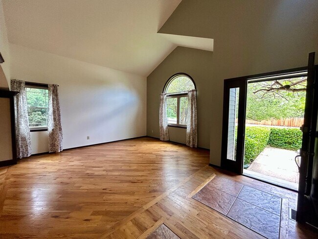 Foto del edificio - Beautiful 5 Bedroom Home with Large Private Yard