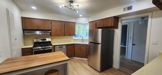 Building Photo - 3 Bedroom 1 Bathroom Charmer in Hollywood ...