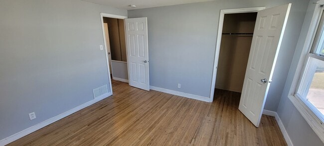 Building Photo - 3 Bed 1 Bath Townhouse