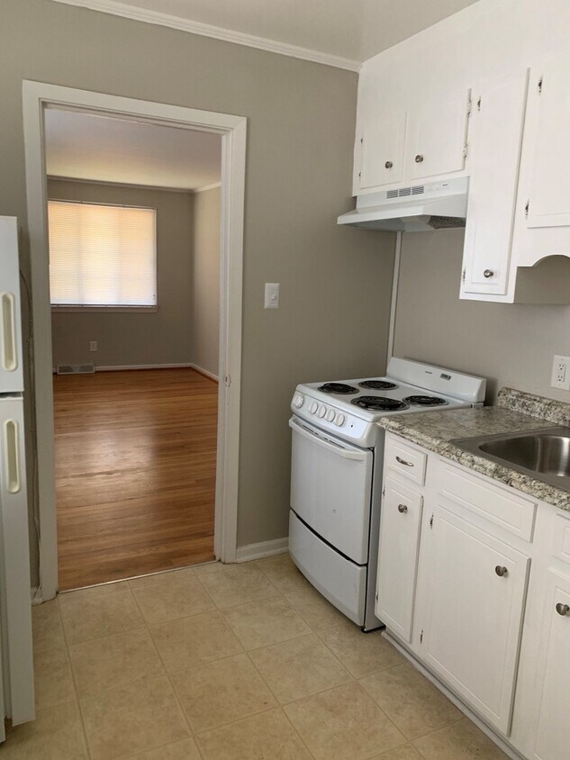 Building Photo - 7 minutes away from Bank of America Stadium!! Move in Ready