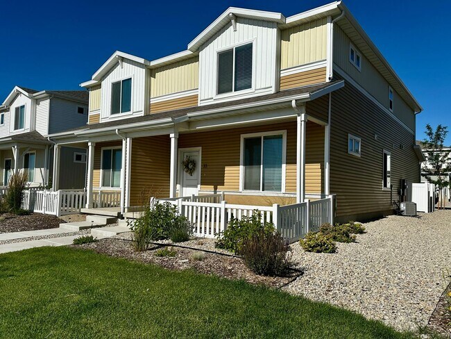 Foto del edificio - Spacious and Bright Townhome Available Sep...