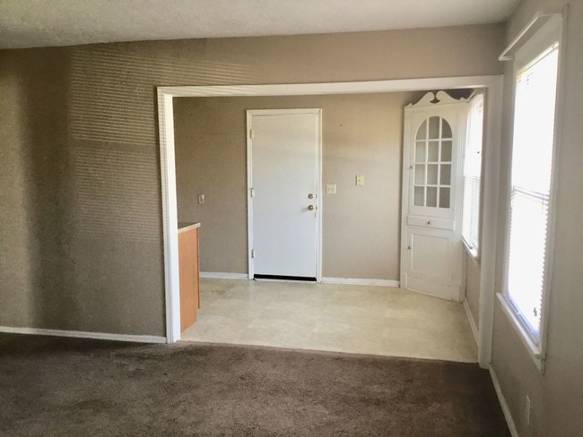 Building Photo - 3 br, 1 bath House - 407 E Rickenbacker