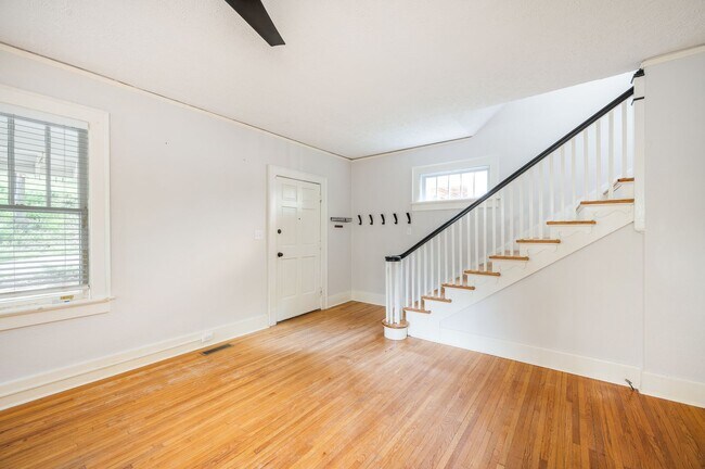 Building Photo - Beautifully updated House in Rivermont