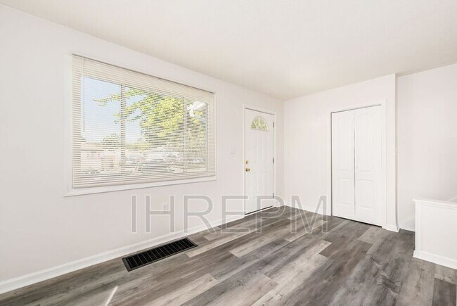 Foto del edificio - 876 Westphal Ave