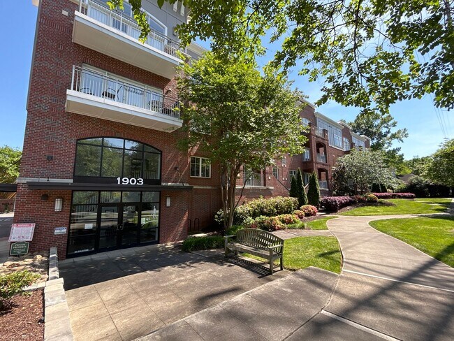 Foto del edificio - Updated brick condo located on the 2nd floor
