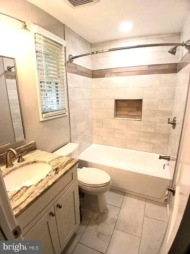 Upstairs bathroom - 3512 Jean St