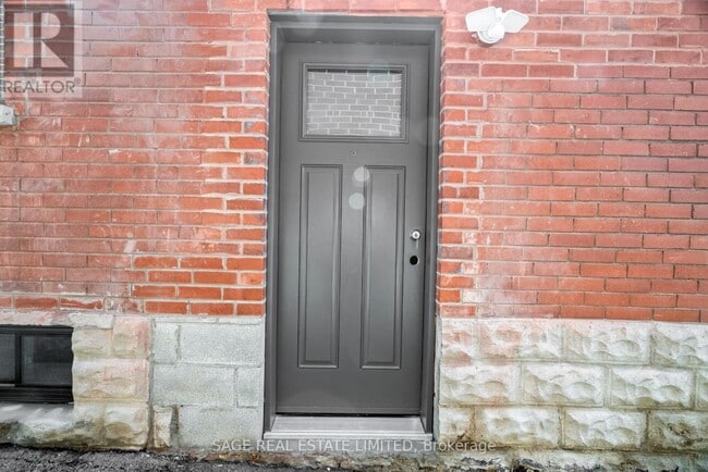 Building Photo - 25 Chamberlain Ave