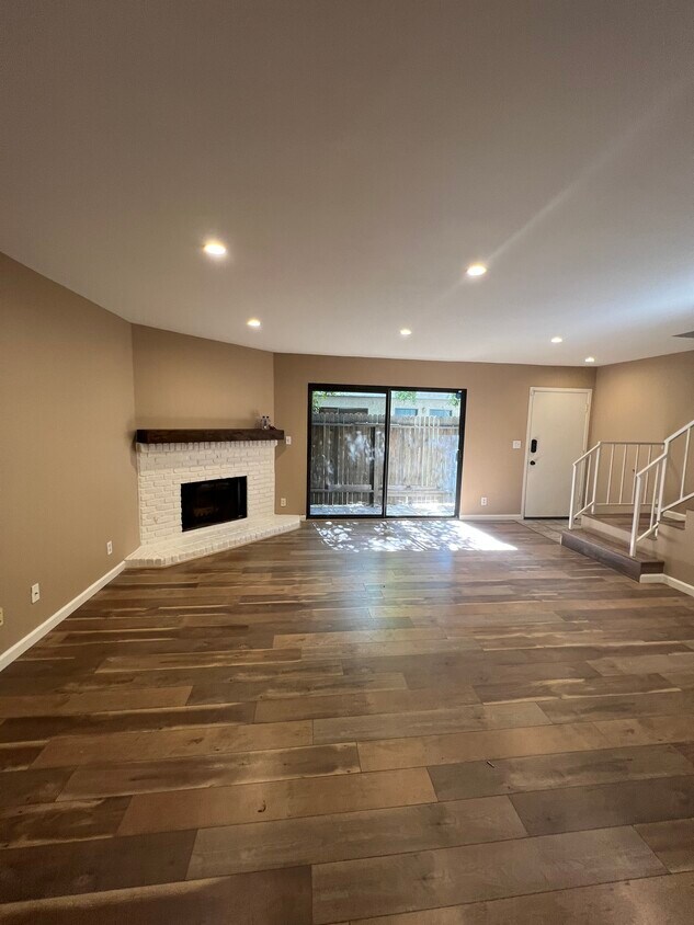 Foto principal - 17155 Chatsworth St