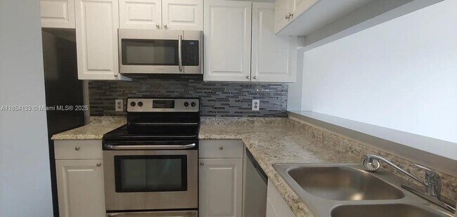 Building Photo - 1069 Coral Club Dr
