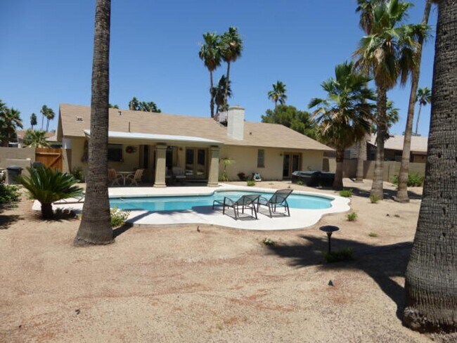 Foto del edificio - 3-bedroom with pool on large lot in North ...