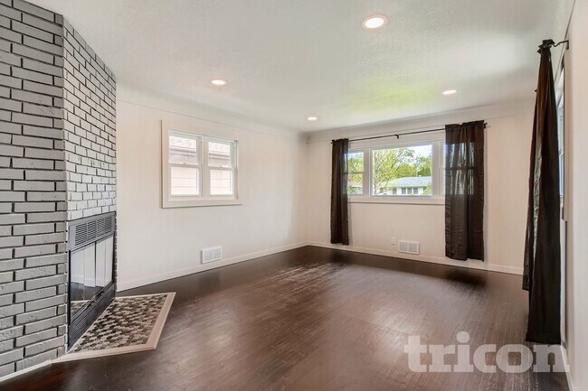 Foto del edificio - 7317 Clinton Ave