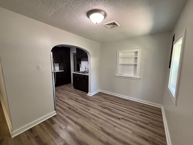 Foto del edificio - 220 Parker Ln