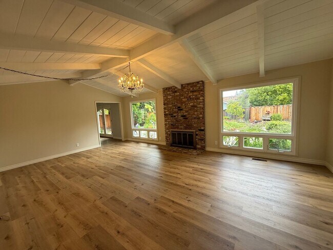Foto del edificio - Stunning Saratoga Home; 3 Bedroom + Loft Must See!!
