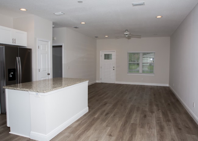 Building Photo - 39533 Meadowood Loop