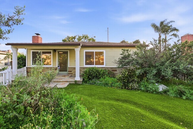 Foto del edificio - Beautiful 3 Bed + 2 Bath House + Front & Back Yard, Garage, Driveway