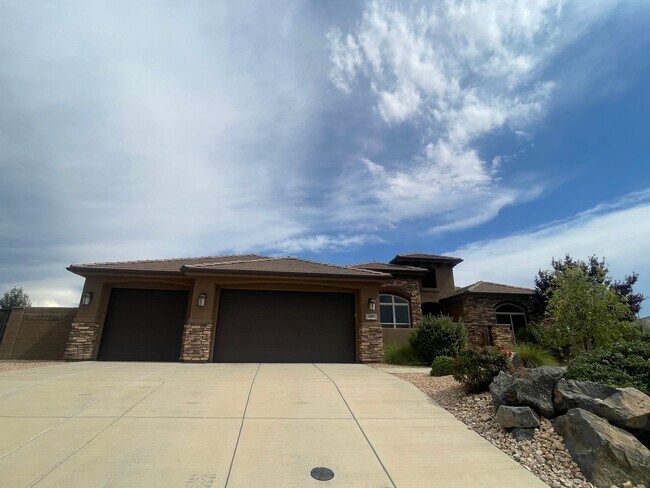 Building Photo - Coral Canyon with TERRIFIC VIEWS!