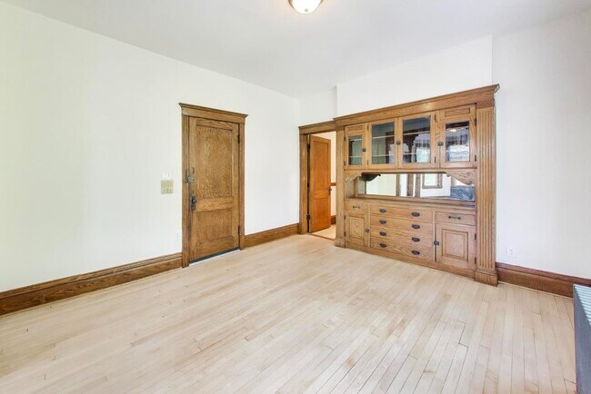 Foto del edificio - 858 N Wolcott Ave