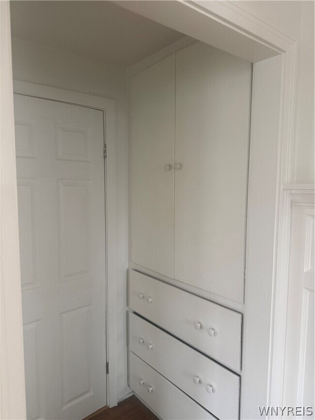 Foto del edificio - 60 W Hazeltine Ave