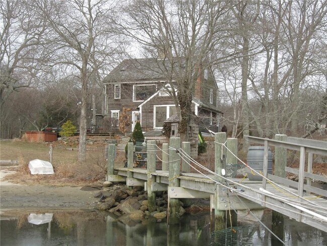 Foto del edificio - 245 Cove Point Rd W