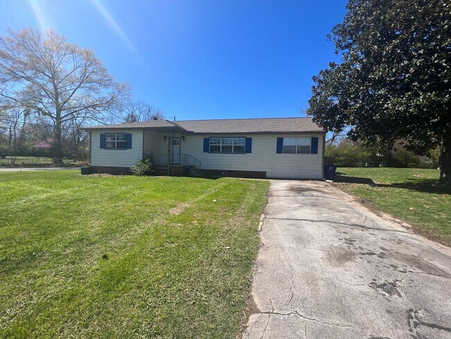 Building Photo - Beautiful Brainerd 3 Bedroom 2 Bathroom St...