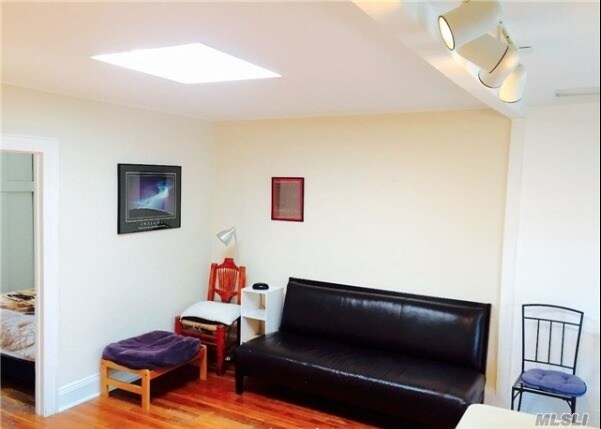 Foto del edificio - 72-54 Manse St