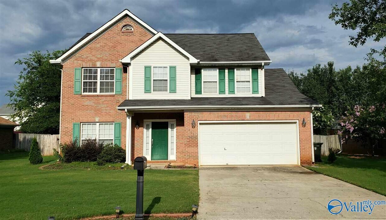 Foto principal - 306 Holly Springs Dr