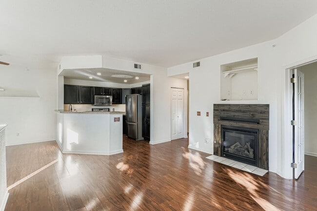 Foto del edificio - Penthouse End Unit Condo with Garage in Ga...