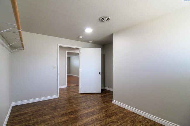 Building Photo - 3 Bed/2 Bath Apartment Above Commercial Bu...