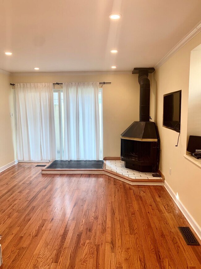 Foto del edificio - Amazing 2-Bedroom Townhouse Located in Bella Vista! Available mid-July!