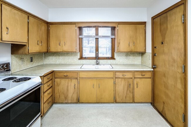 Building Photo - PRE-LEASING Spacious 3-Bed and 2-Bath Apartment!