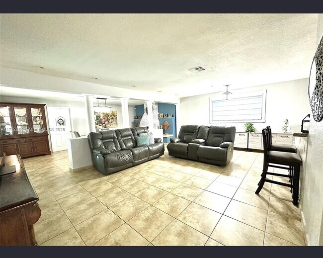 Foto del edificio - 660 W 70 Pl