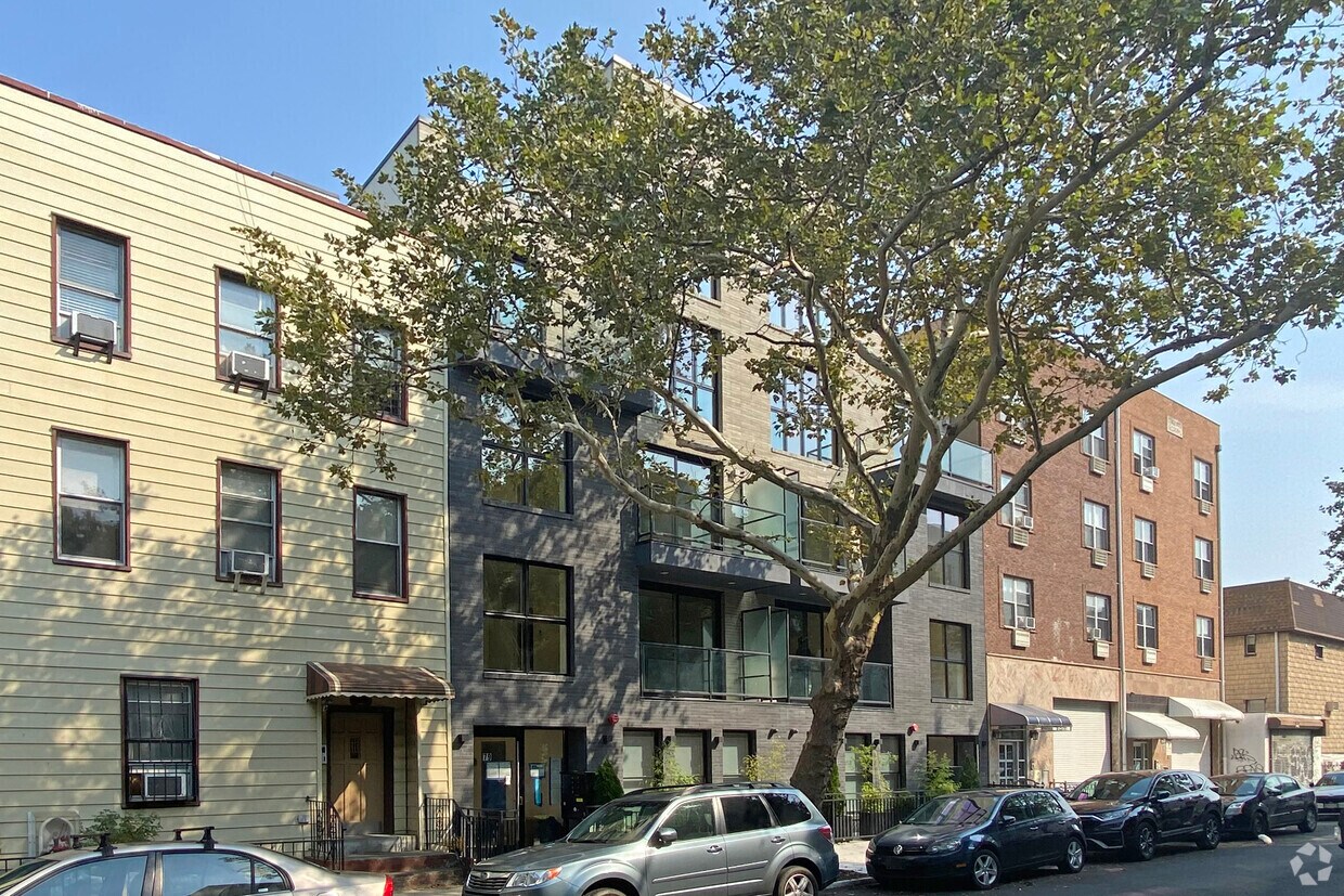 Building Photo - 79 Powers St