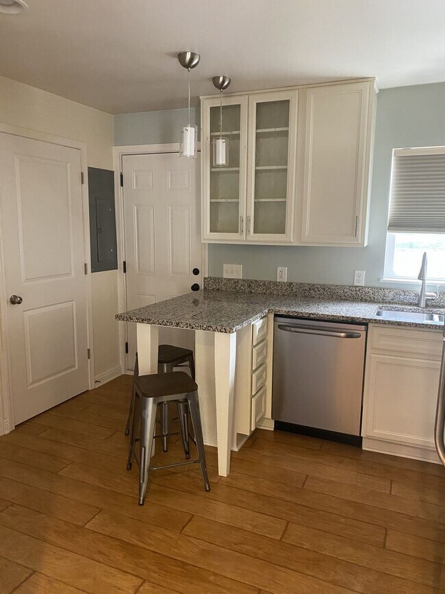 Building Photo - Charming Clarkston 2 bedroom with a view