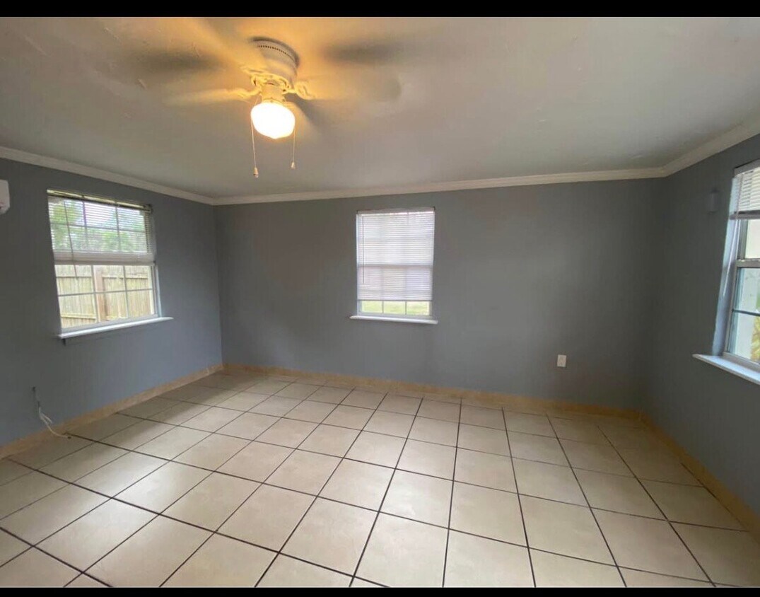 Foto del edificio - 5325 Lark Ln