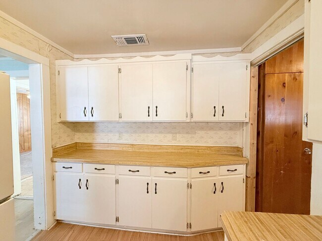 Foto del edificio - Charming 3-Bedroom Home With Screened Fron...